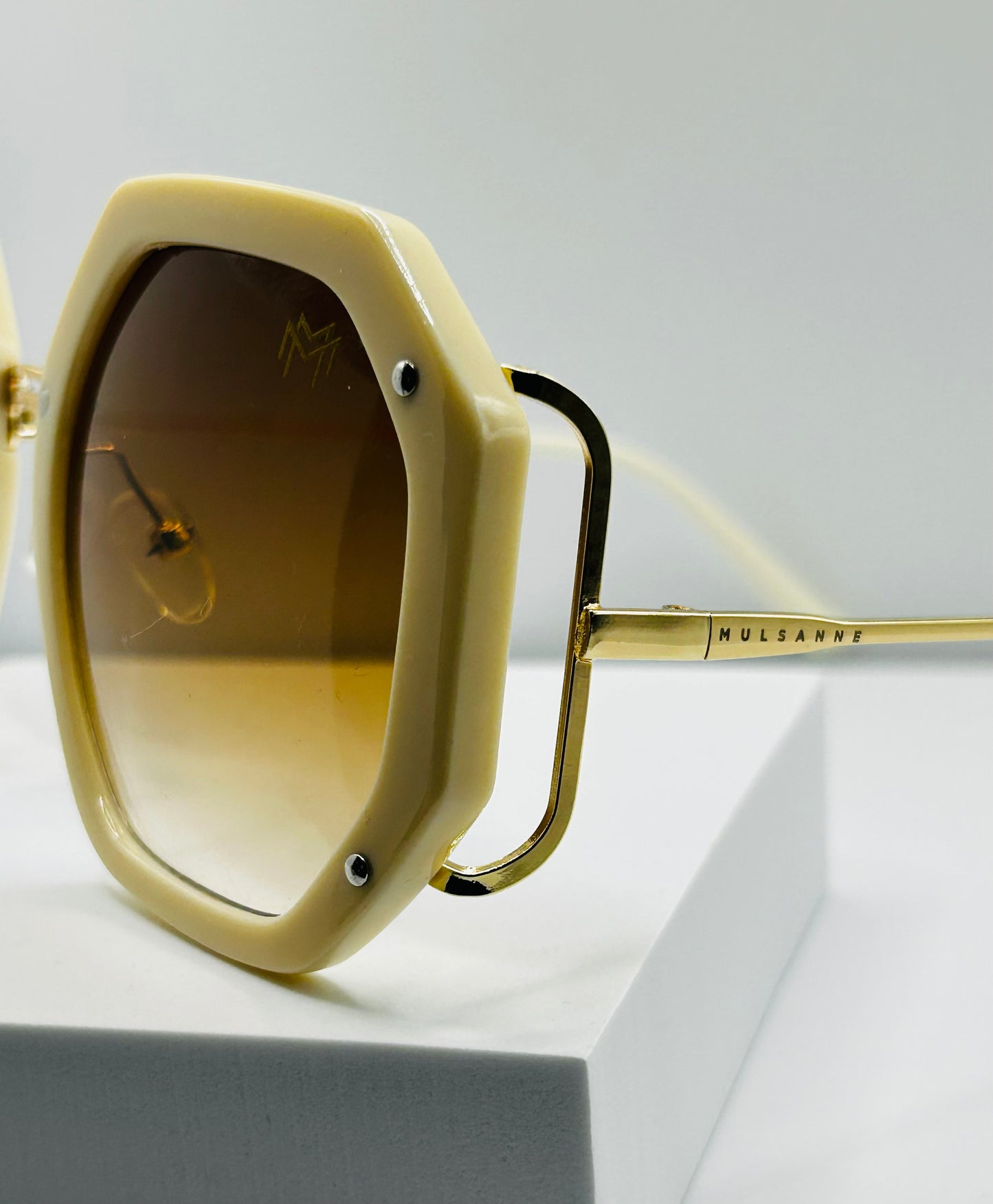 Off White/Brown Gradient